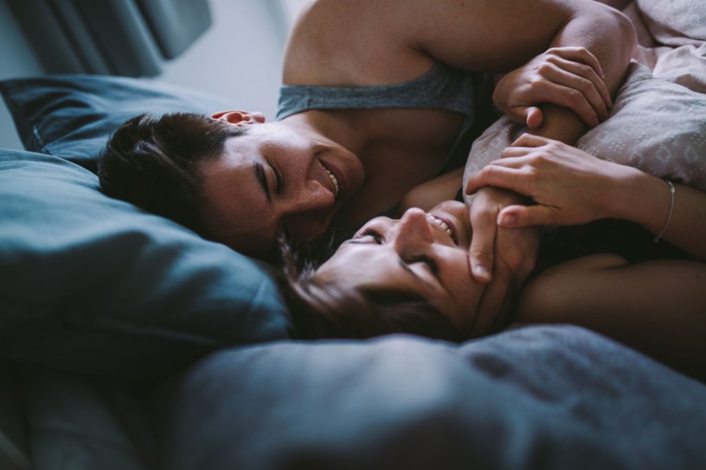 Couple heureux dans un lit