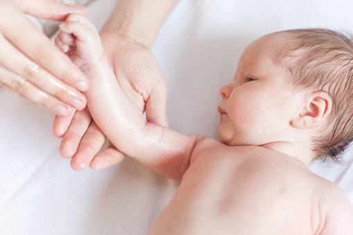 L’importance du massage des bébés